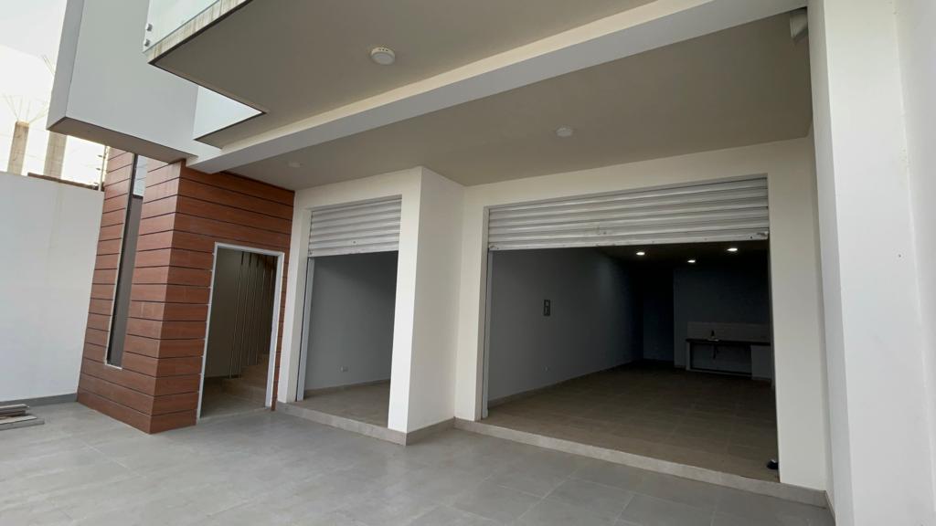 Miniatura de Casa con locales comerciales en venta