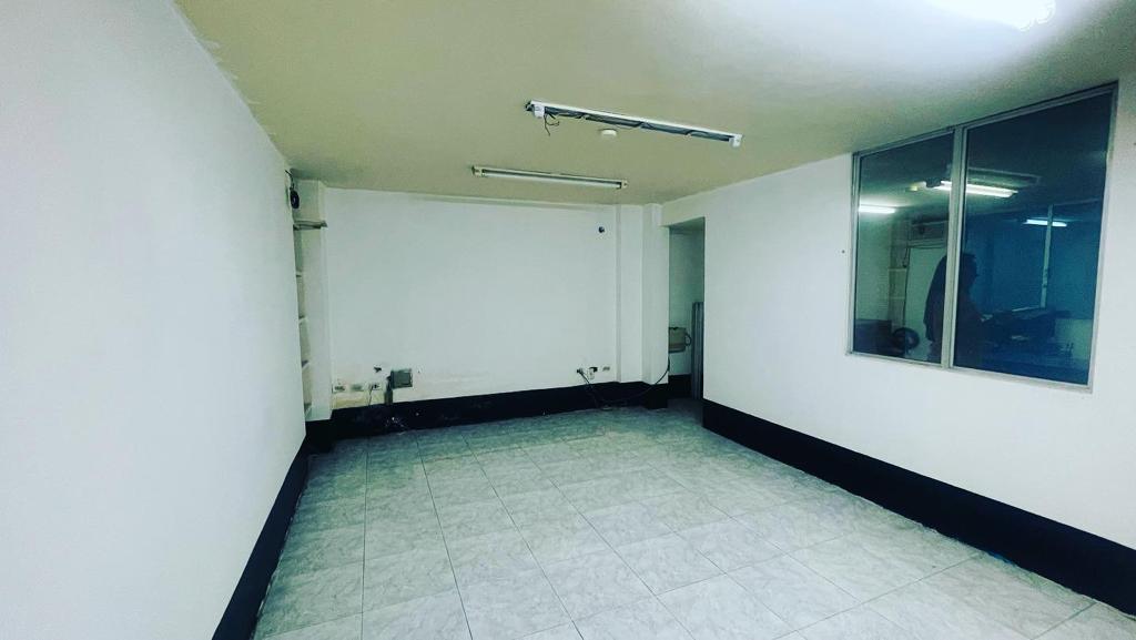 Miniatura de Se alquila galpón con oficinas en Machala