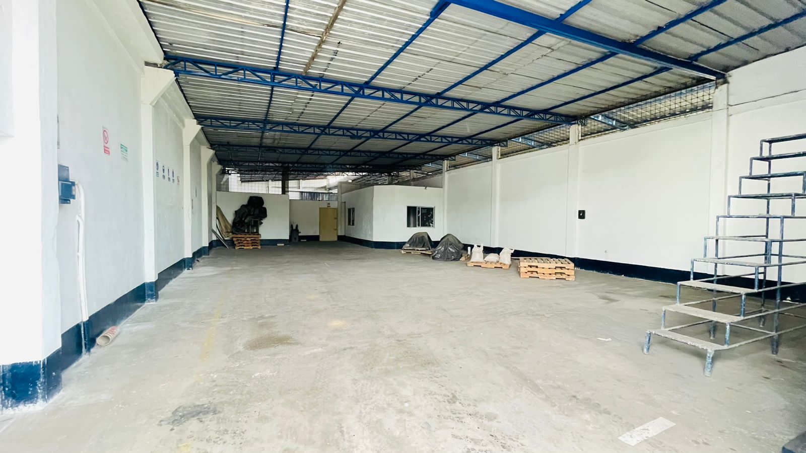 Bodega con oficinas en alquiler en Machala