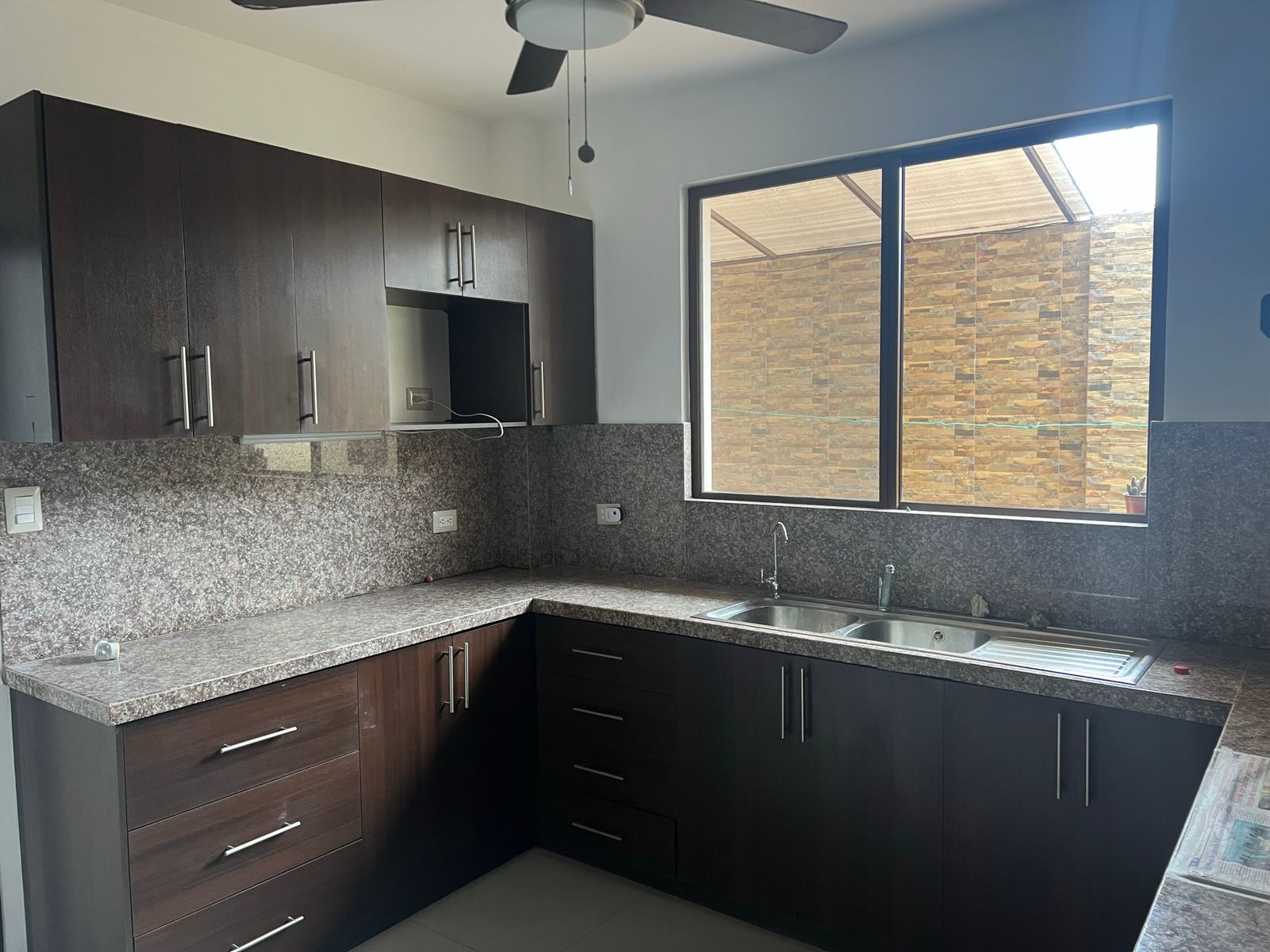 Miniatura de Se vende casa en urbanización, Machala