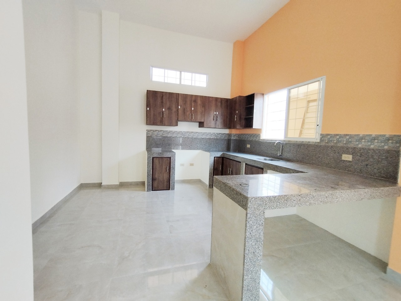 Miniatura de Se vende casa en avenida principal, Machala