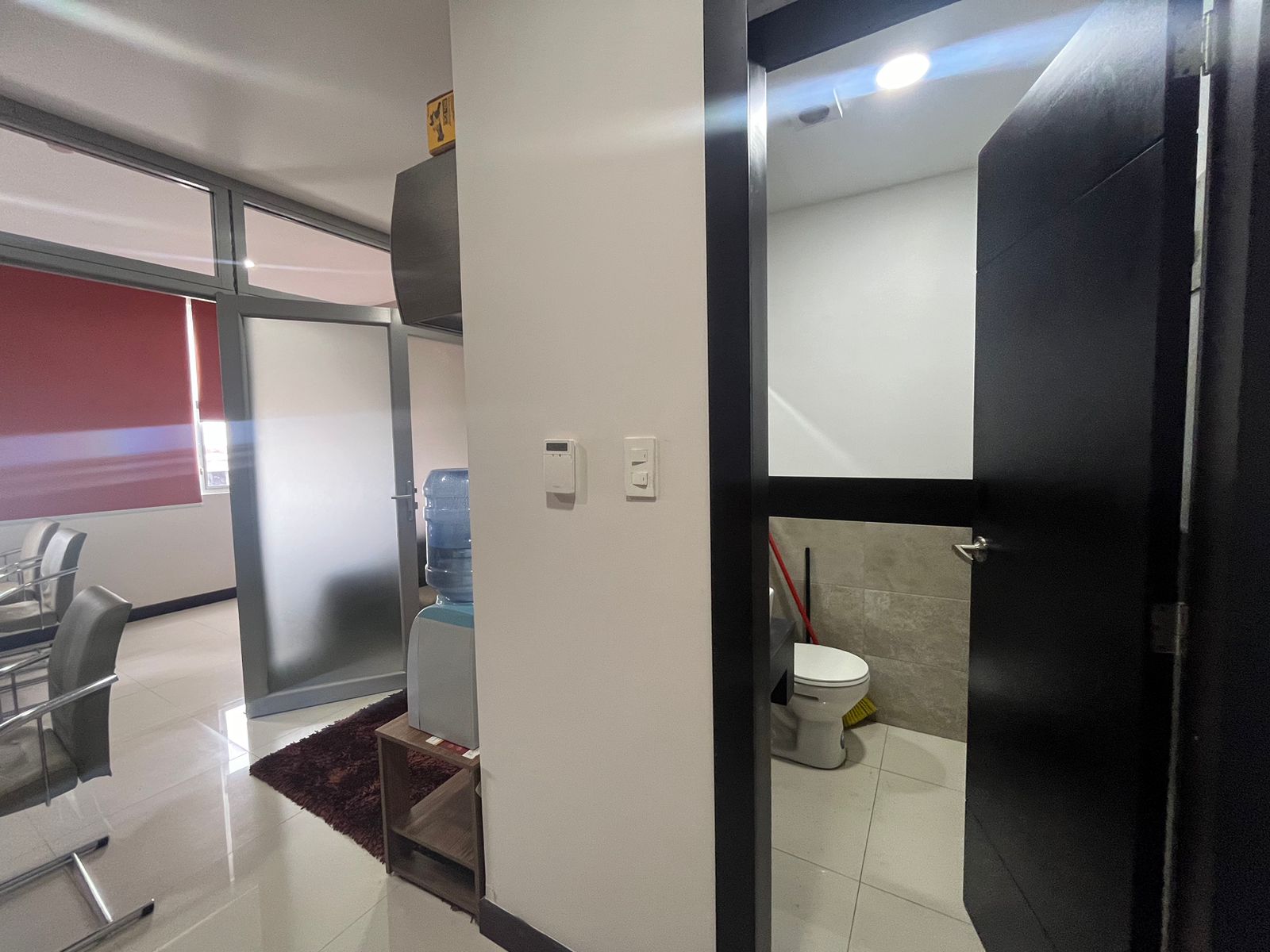 Miniatura de Se vende oficina semi amoblada en el centro de Machala