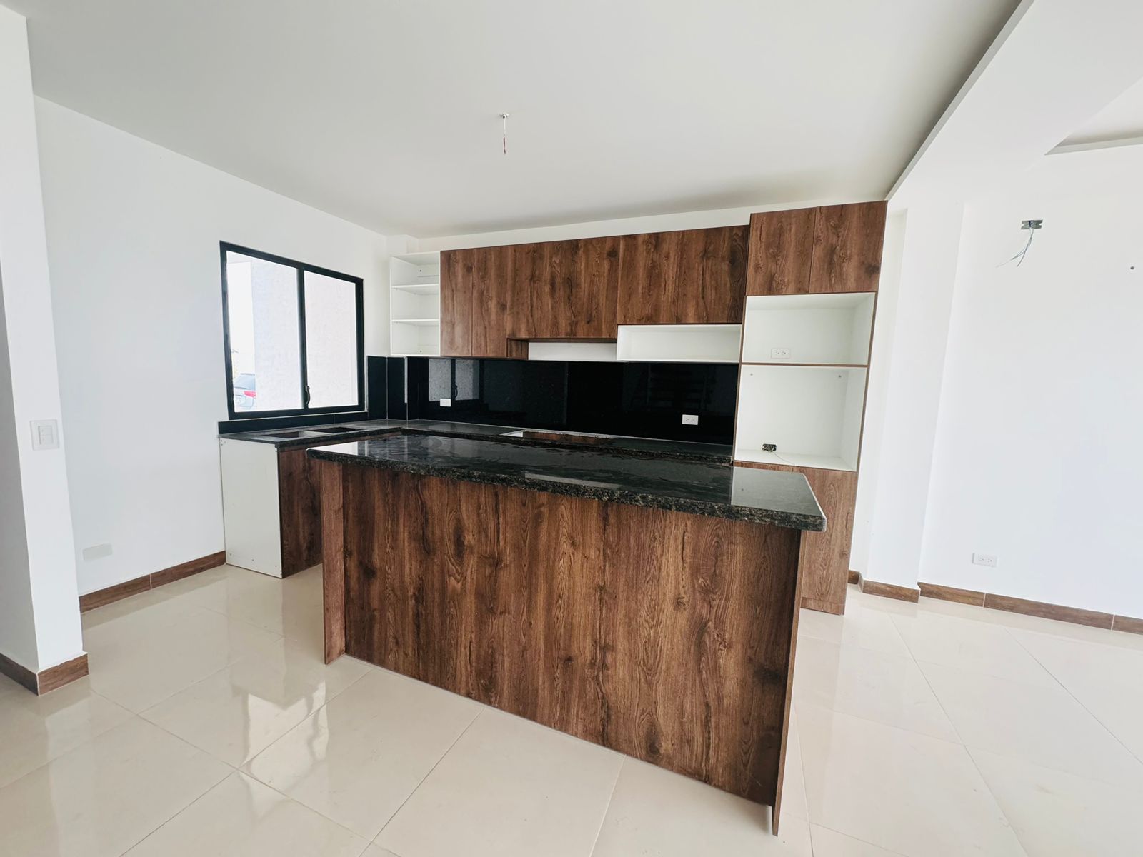 Miniatura de Casa en venta dentro de exclusiva urbanización, Machala