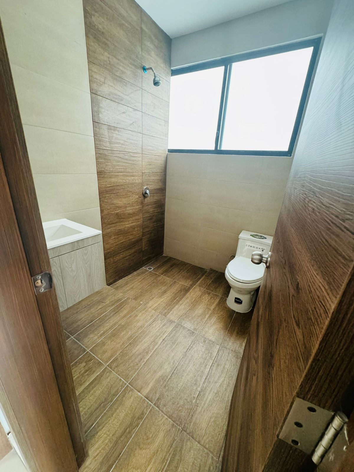 Miniatura de Casa en venta dentro de exclusiva urbanización, Machala