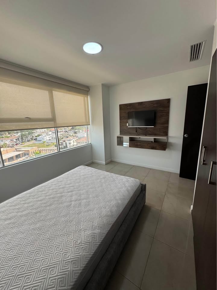 Miniatura de Departamento amoblado en urbanización, Machala