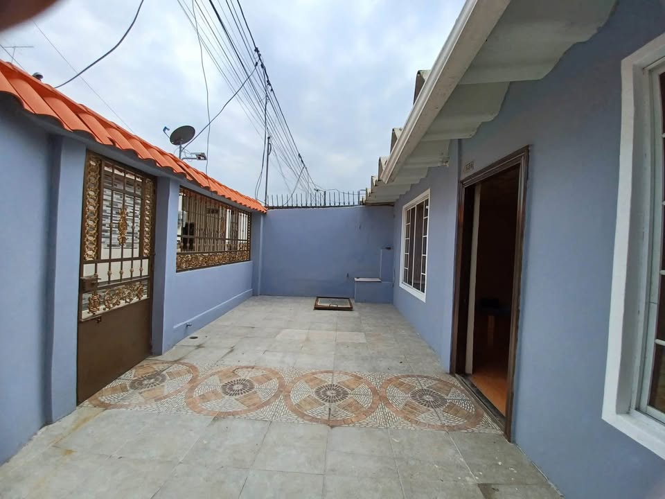 Miniatura de Hermosa casa en venta en la ciudadela del Seguro, en Machala