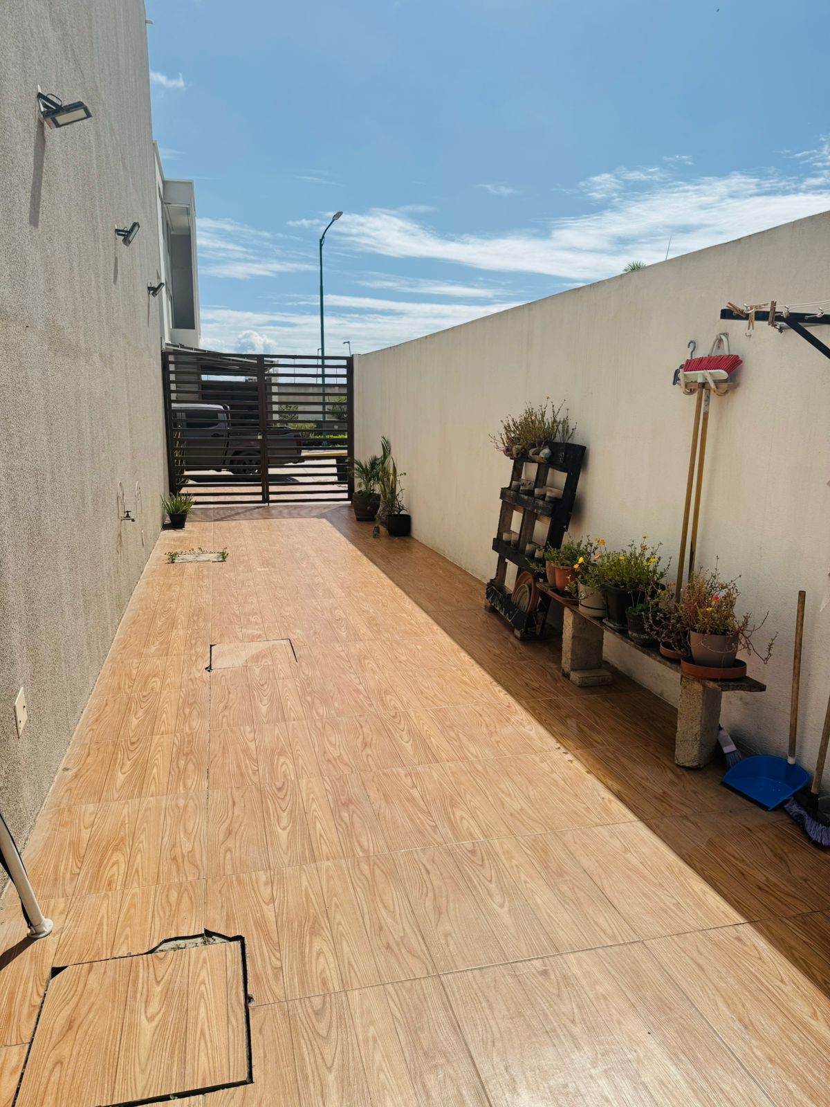 Miniatura de Hermosa casa en venta dentro de Urbanización Privada