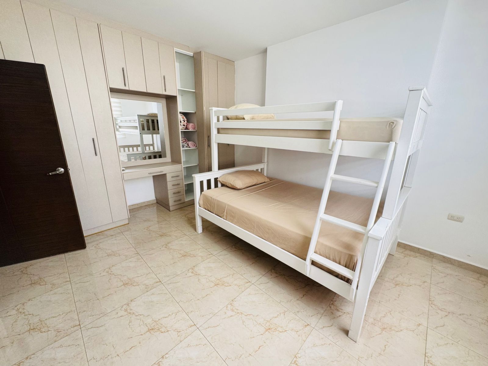 Miniatura de Hermosa casa en venta dentro de Urbanización Privada