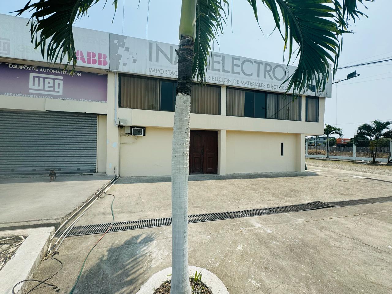 Miniatura de Bodega en renta con amplio patio de maniobras sobre vía principal