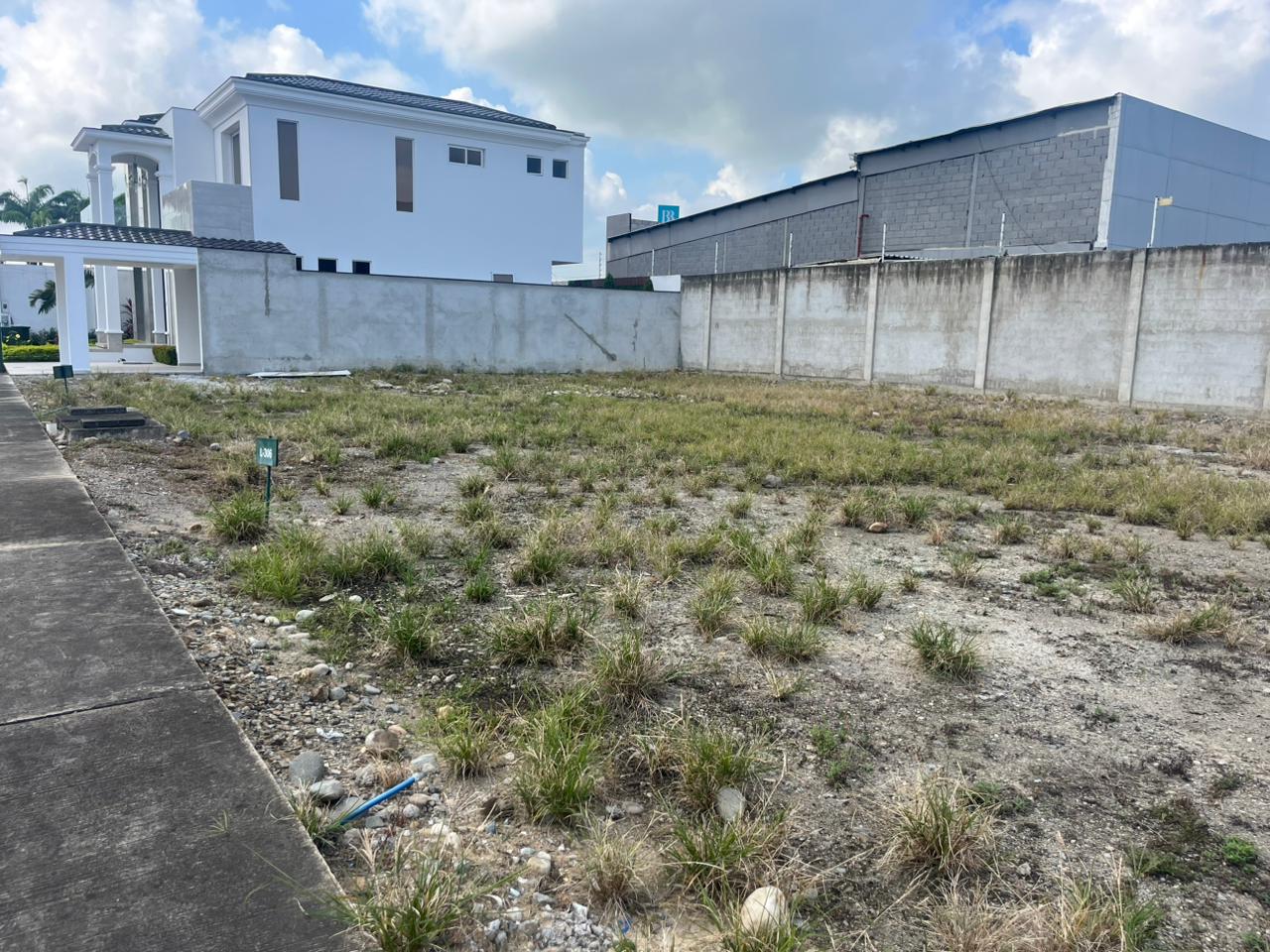 Miniatura de Terreno en venta en exclusiva urbanización privada