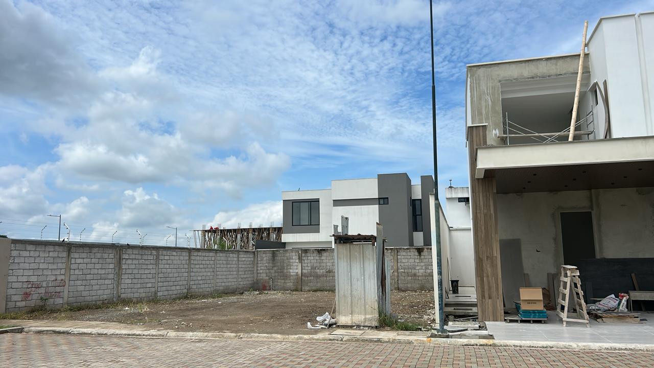 Miniatura de Se vende terreno dentro de urbanización privada, Machala