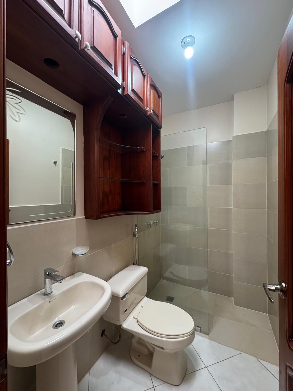 Miniatura de Hermosa Casa en Venta dentro de Urbanización, Machala