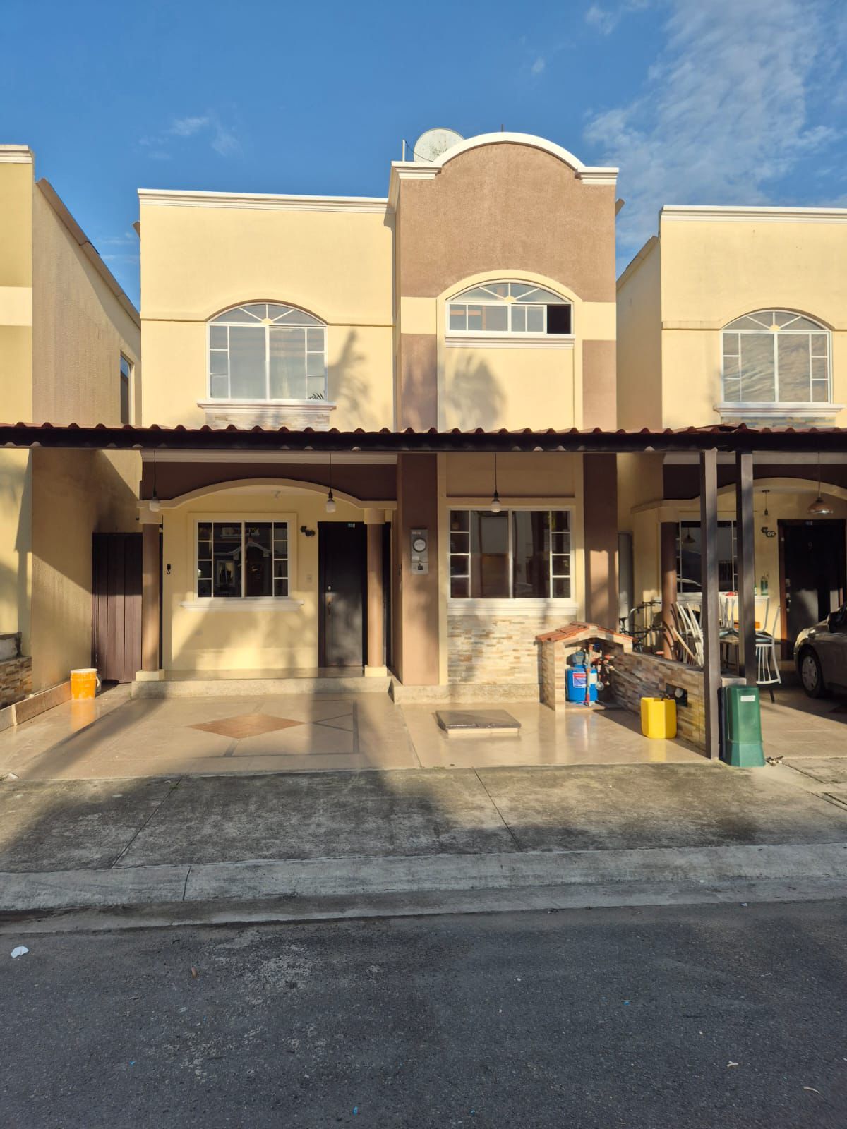Hermosa casa en venta en Urb. Ciudad Palmeras, Machala