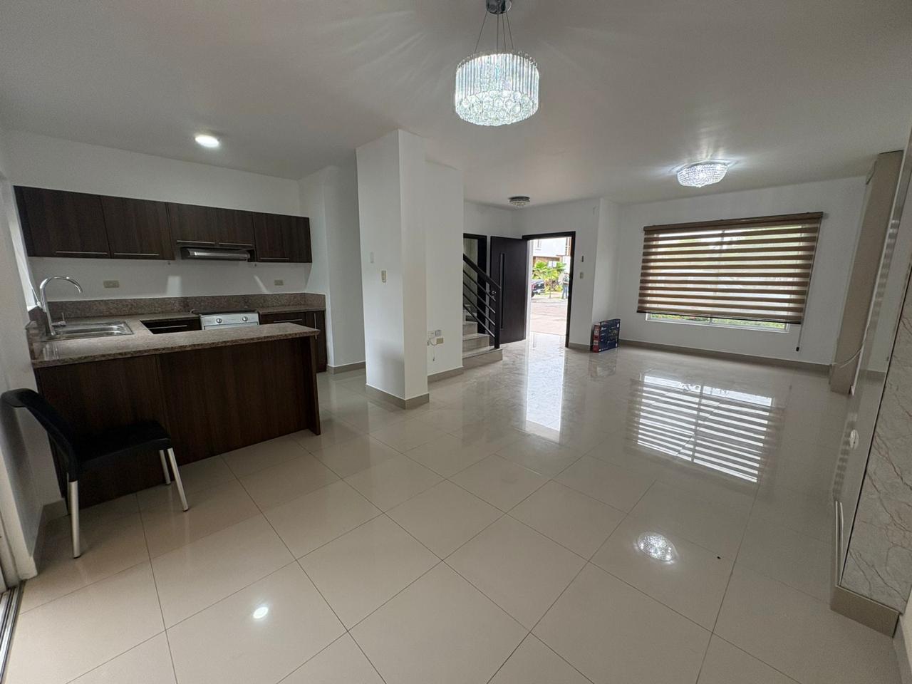 Casa Semi Amoblada Exclusiva en Renta ubicada en Machala